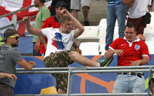 Российские болельщики атакуют английских на чемпионате Европы по футболу во Франции в июле 2016 года


