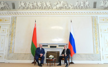 Владимир Путин и Александр Лукашенко (справа налево)