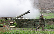 Армянский военный во время обстрела зоны карабахского конфликта


