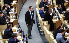 Председатель комитета Госдумы РФ по бюджету и налогам Андрей Макаров (в центре) 