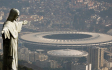 Статуя Христа-Искупителя на фоне стадиона Маракана в Рио-де-Жанейро


