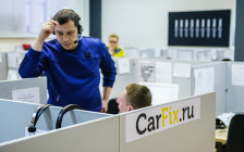 Желающие отремонтировать машину оставляют заявку на сайте CarFix, на нее откликается менеджер проекта и помогает клиенту уточнить перечень ремонтных работ


