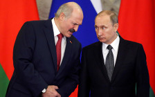 Александр Лукашенко (слева) и Владимир Путин
