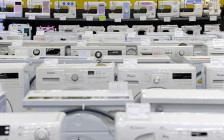 Швейные и стиральные машины в магазине бытовой техники


