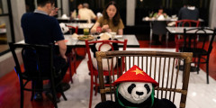 В некоторых ресторанах владельцы сажают за столы игрушки и манекены, чтобы обеспечить дистанцию между клиентами.

На фото:  ресторан Maison Saigon в Бангкоке, Таиланд
