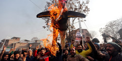 Стихийные протесты также прошли в городе Шринагар — одной из столиц индийского штата Джамму и Кашмир, — в котором проживает преимущественно мусульманское население.
