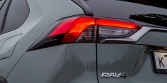 Базовые ценности. Тест-драйв Toyota RAV4 и Kia Sportage - Тойота Внешка