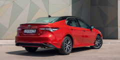 Красно-черная Toyota Camry в комплектации GR Sport появилась как нельзя кстати &mdash; иначе конкурировать с дерзким Kia K5 было бы совсем трудно