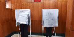​Голосование на избирательном участке в российском консульстве в Сеуле, Южная Корея.
