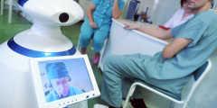R.Bot 100 — устройство телеприсутствия со встроенными видеокамерами и микрофоном. Этот мобильный робот помогает врачам следить за состоянием пациентов с помощью управления через интернет.

​На фото: R.Bot 100 в военном клиническом госпитале им. Вишневского
