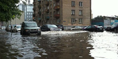 В центре Москвы плавают автомобили. ФОТО, ВИДЕО. Фотослайдер 0