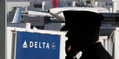 После ратификации нового трудового договора в 2016 году Delta Air Lines переместилась на третье место по уровню заработной платы пилотов со средней ставкой $247 в час (или $25 тыс. в месяц). В зависимости от опыта и квалификации пилота компания предлагает часовую ставку от $152 до $321, что составляет от $15 тыс. до $32 тыс. в месяц.
