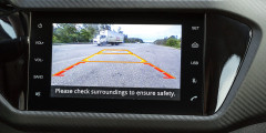 Камера заднего вида установлена низко и дает изображение с неподвижной графикой подсказок.