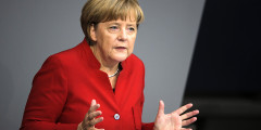 Ангела Меркель

В декабре 2014 года Ангеле Меркель, канцлеру Германии, стало плохо во время интервью телеканалам ZDF и ARD. Несмотря на то что через какое-то время интервью возобновили, здоровье канцлера вызвало серьезные опасения. Позже представители канцлера объяснили недомогание простым переутомлением.
