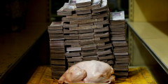 2,4 кг курятины стоят 14,6 млн боливаров, или $2,22
