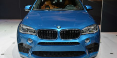 BMW объявила российские цены на кроссоверы X5 M и X6 M. Фотослайдер 0