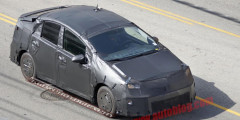 Toyota начала тестировать новый Prius . Фотослайдер 0