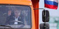 Путин пообщался с рабочими, затем сел за руль «КамАЗа» и возглавил колонну строительной техники, едущей в Керчь