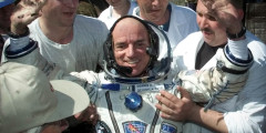 Деннис Тито, предприниматель (США) 

Когда:  28 апреля — 6 мая 2001 года
Сколько заплатил:  $20 млн

Деннис Тито стал первым космическим туристом в мире. На МКС он выполнял обязанности оператора систем.
