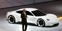 Компания  Porsche привезла во Франкфурт 600-сильный электрокар. Фотослайдер 0
