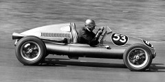 В 1949 году начал выступать в серии гонок «Формула-3», однако после серьезной аварии в 1953 году принял решение завершить карьеру гонщика и сосредоточиться на бизнесе.
