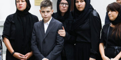 Бывшая супруга Орхана Джемаля Ирина Гордиенко (слева) и его сын Мансур на церемонии прощания в Соборной мечети. Он выступил на церемонии прощания. «Если бы таких людей было чуть-чуть больше, мир был бы лучше», — сказал он об отце