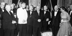 محل برگزاری اولین دیدار نیکیتا خروشچف با رهبران غربی از جمله رئیس جمهور آمریکا دویت آیزنهاور در ژنو انتخاب شد.  در ابتدا ، طرفین به یکدیگر بی اعتماد بودند ، اما در پایان مذاکرات موفق شدند تا حدی سطح تنش را کاهش دهند.  متحدان سابق در مورد وضعیت بی طرف اتریش توافق کرده و اتحاد جماهیر شوروی فرصتی برای کاهش ارتش پیدا می کند