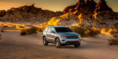 Jeep Grand Cherokee Trailhawk рассекретили до премьеры. Фотослайдер 0