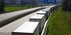 Очередь грузовиков на немецком автобане А5 рядом со швейцарской границей​
