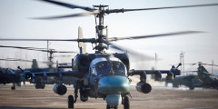 Боевые вертолеты

Боевые вертолеты Ка-52 и Ми-28Н появились впервые в небе над Красной площадью в 2013 году. Ранее проход авиации заменяли вертолеты Ми-8 с флагами России и разных видов ВС. 

В этом году на параде, согласно плану мероприятия, процитированному «Газетой.ру», помимо ударных вертолетов появятся Ми-8, Ми-26 и Ми-35. 

Ударные вертолеты перевели в Сирию после приказа о выводе войск. Ка-52 «Аллигатор» и Ми-28Н «Ночной охотник» активно участвовали в боях за Пальмиру. Точное количество техники, несущей боевое дежурство на базе Хмеймим, неизвестно.

В начале апреля 2016 года один из вертолетов Ми-28Н потерпел крушение в районе города Хомс. Минобороны России заявило, что вертолет «не был сбит». Причиной аварии в ведомстве предварительно назвали человеческий фактор, вертолет столкнулся с препятствием из-за плохой видимости.

«Ночной охотник» был принят на вооружение в 2009 году. Вертолет предназначен для выполнения боевых вылетов круглые сутки. Помимо противотанковых ракет вертолет может нести противовоздушные ракеты «Стрелец» — до четырех штук.

Ка-52 попал в войска позже — в 2011 году. На данный момент у военных имеется 99 таких машин. Каждая из них может нести 24 противотанковые управляемые ракеты «Штурм» с лазерной системой наведения или 80 неуправляемых НАР С-8 калибра 80-мм. 
