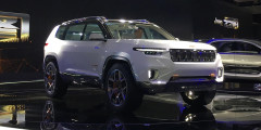 Jeep Yuntu

Компания Jeep готовит большой семиместный кроссовер для китайского рынка, который составит конкуренцию Volkswagen Teramont, Ford Edge и Toyota Highlander. Свое имя прототип под названием Yuntu (в переводе с китайского &ndash; &laquo;Облачный атлас&raquo;) получил в честь романа британского писателя Дэвида Митчелла, но серийная машина может вернуть себе имя Commander. Данных о технической начинке Jeep Yuntu пока нет. Судя по эмблеме PHEV, концепт укомплектуют гибридной силовой установкой с возможностью подзарядки. Серийная модель может получить бензиновый двухлитровый мотор, либо трехлитровый V6.
