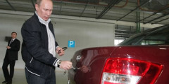 Владимир Путин не смог завести Lada Granta. Фотослайдер 0