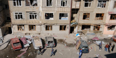 При обстрелах в Степанакерте пострадали военный госпиталь, жилые дома и здание МЧС. Сообщается о погибших и раненых мирных жителях