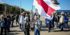 Одной из участниц акции стала 73-летняя активистка Нина Багинская. В ходе марша ее задержали, довезли до Советского РУВД, но отпустили, не заводя в здание