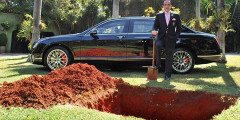 Бизнесмен закопает Bentley, чтобы ездить на ней после смерти. Фотослайдер 0