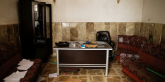 Документы, найденные войсками коалиции, в одном из домов Мосула, который использовался как тюрьма
