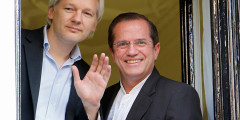Британские власти заявили, что Ассанж будет арестован, если покинет посольство
