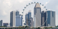 Singapore Flyer, открытое в 2008 году в Морском центре (Marina Centre) в Сингапуре, считалось самым большим колесом обозрения в мире. Его высота достигает 165 м.