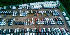 Судя по всему, мы набрели на склад какой-то мультибрендовой дилерской сети&nbsp;&mdash; под этот набор автомобилей, например, подходит &laquo;Аларм-Моторс&raquo;. Суммарно на парковке стоит около четырех сотен машин всех типов