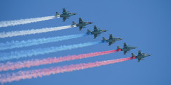 Шесть самолетов-штурмовиков Су-25 расцвечивают небо над столицей в цвета российского триколора