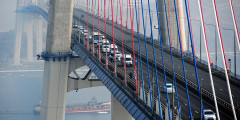 На впервые вводимой в обращение купюре достоинством 2000 руб. есть изображения моста на остров Русский во Владивостоке (на фото) и космодрома Восточный в Амурской области.​
