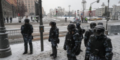 Изначально протестующие намеревались собраться на Лубянской площади, однако власти и силовики перекрыли центральные улицы в городе