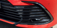 Красно-черная Toyota Camry в комплектации GR Sport появилась как нельзя кстати &mdash; иначе конкурировать с дерзким Kia K5 было бы совсем трудно
