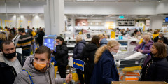 Шведская компания объявила, что приостанавливает производство и работу магазинов в России и Белоруссии. Решение касается всех подразделений компании и затронет 15 тыс. сотрудников, которым IKEA обещала оказать поддержку. 4 марта закрылись все магазины IKEA в России