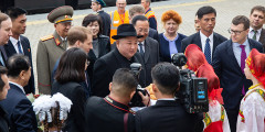 Школьницы в национальных русских костюмах преподнесли Ким Чен Ыну каравай с солью. СМИ вначале сообщили, что лидер КНДР отказался попробовать угощение, однако эту информацию вскоре опровергли