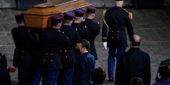 Гроб с телом убитого учителя несут во двор Сорбонны

 