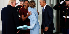 Президент США Дональд Трамп  (слева) и первая леди Мелания Трамп  (третья слева), 44-й президент Барак Обама и Мишель Обама перед церемонией чаепития в Белом доме
