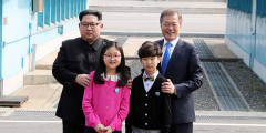 Как рассказал позже пресс-секретарь президента Республики Корея Юн Ён Чхан, это предложение Ким Чен Ына для лидера Южной Кореи прозвучало «внезапно» и было «спонтанным». «В тот момент, когда Ким Чен Ын ступил на южнокорейскую сторону границы, президент Мун задал риторический вопрос, когда же и он сможет побывать в Северной Корее. На это Ким Чен Ын мгновенно ответил: «Может быть, прямо сейчас», — пояснил он.
 
