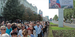 Жители города в очереди у здания донецкого театра оперы и балета, где проходит прощание с главой ДНР