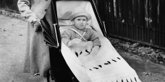 На фото: принц Чарльз с няней, ноябрь 1950 года

Принц Чарльз родился 14 ноября 1948 года и стал первым ребенком принцессы Елизаветы, носившей титул герцогини Эдинбургской, и Филиппа Маунтбеттена. Юный принц был крещен архиепископом Кентерберийским и получил имя Чарльз Филипп Артур Джордж.

В три года, после смерти в 1952 году своего дедушки Георга VI и восшествия на престол Елизаветы II, принц стал наследником британского трона и получил титулы герцога Корнуолльского и герцога Ротсейского. В четыре года он присутствовал на коронации матери в Вестминстерском аббатстве и наблюдал за церемонией вместе с бабкой, королевой-матерью Елизаветой, и теткой, принцессой Маргарет. А еще через пять лет, в июле 1958-го, Чарльз получил титул принца Уэльского